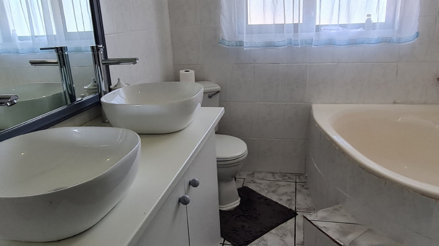 4 Bedroom Property for Sale in Boggomsbaai Western Cape